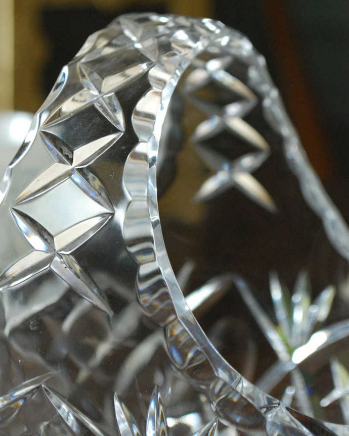 アンティーク 雑貨のガラス小物 アンティーク雑貨 ガラスの小さなマルシェカゴ(バスケット)、輝くアンティークプレスドグラス。アンティークのため、多少の欠け・傷がある場合がありますが、使用上問題はありませんので、ご了承下さい。(pg-4607)