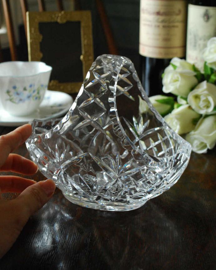 アンティーク 雑貨のガラス小物 アンティーク雑貨 ガラスの小さなマルシェカゴ(バスケット)、輝くアンティークプレスドグラス。光が当たるとキラキラ輝きます。(pg-4607)