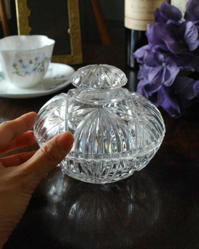 アンティーク 雑貨のガラス小物　アンティーク雑貨　女性らしいふんわりした形の英国アンティークプレスドグラス（ガラスケース）。どこに置いても絵になるガラスのケースです。(pg-4610)