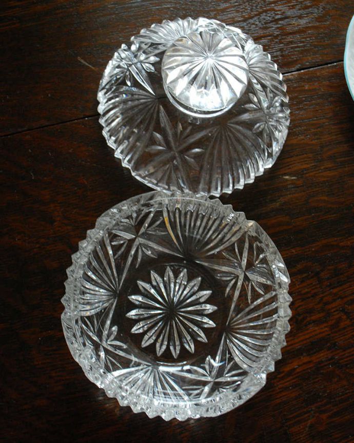 アンティーク 雑貨のガラス小物　アンティーク雑貨　女性らしいふんわりした形の英国アンティークプレスドグラス（ガラスケース）。上から見るとこんな感じです。(pg-4610)