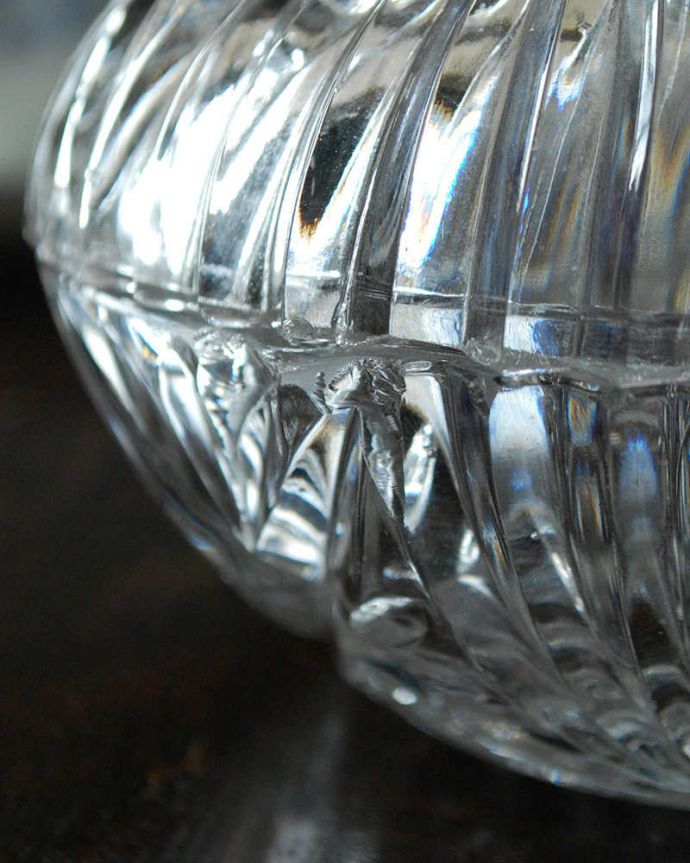 アンティーク 雑貨のガラス小物　アンティーク雑貨　女性らしいふんわりした形の英国アンティークプレスドグラス（ガラスケース）。。(pg-4610)