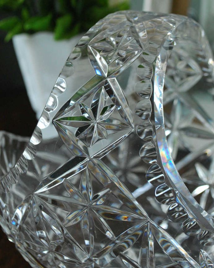 アンティーク 雑貨のガラス小物　アンティーク雑貨　たっぷりと細かく刻まれた飾り・・・輝きも特別なアンティークガラスバスケット（プレスドグラス）。アンティークのため、多少の欠け・傷がある場合がありますが、使用上問題はありませんので、ご了承下さい。(pg-4638)