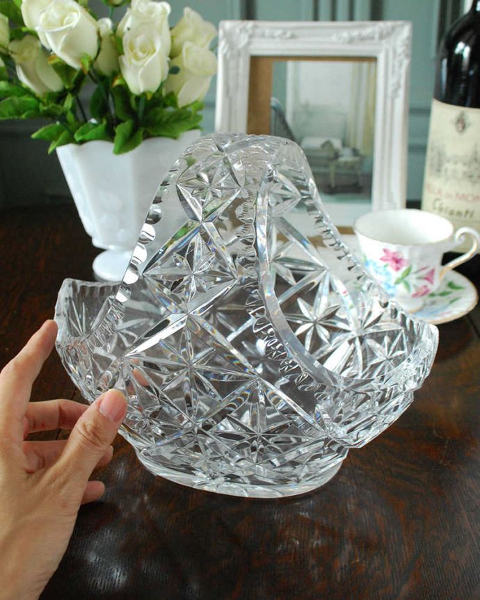 アンティーク 雑貨のガラス小物　アンティーク雑貨　たっぷりと細かく刻まれた飾り・・・輝きも特別なアンティークガラスバスケット（プレスドグラス）。光が当たるとキラキラ輝きます。(pg-4638)