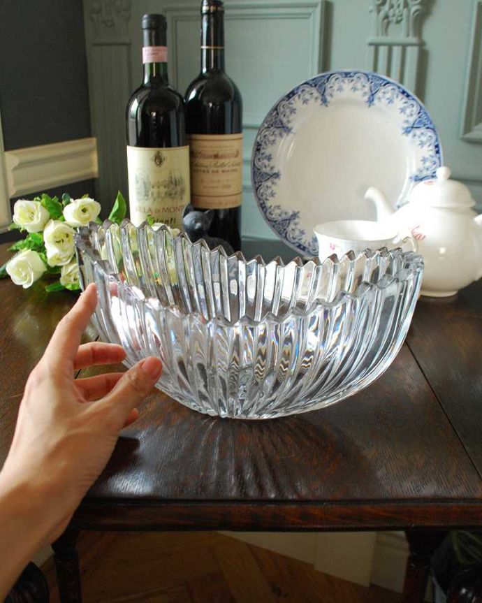 アンティーク 雑貨のガラス小物　アンティーク雑貨　キラキラと優雅に輝く美しいアンティークプレスドグラスのガラスボウル。置いておくだけでも華やかです。(pg-4672)