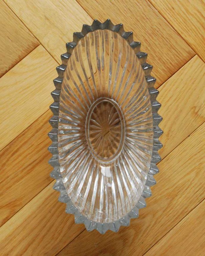 アンティーク 雑貨のガラス小物　アンティーク雑貨　キラキラと優雅に輝く美しいアンティークプレスドグラスのガラスボウル。上から見るとこんな感じです。(pg-4672)