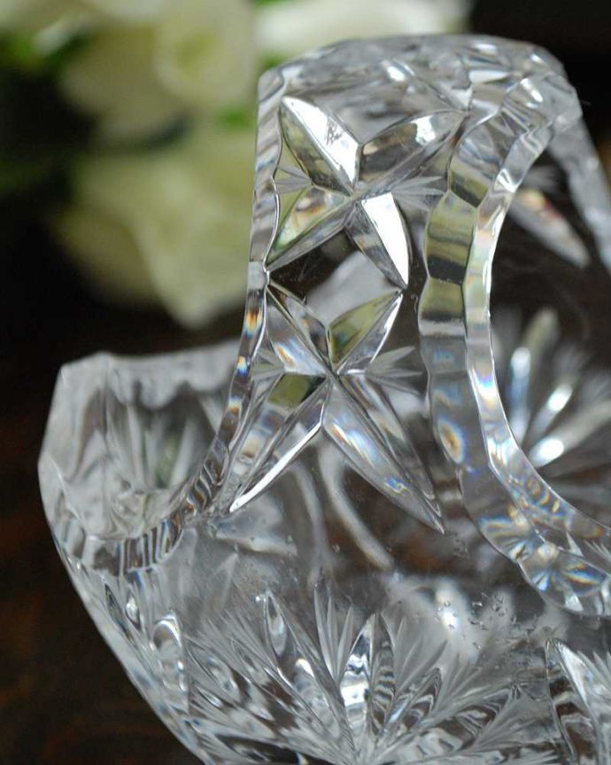 アンティーク 雑貨のガラス小物　アンティーク雑貨　イギリスのアンティーク、プレスドグラスの小さなガラスバスケット。アンティークのため、多少の欠け・傷がある場合がありますが、使用上問題はありませんので、ご了承下さい。(pg-4673)