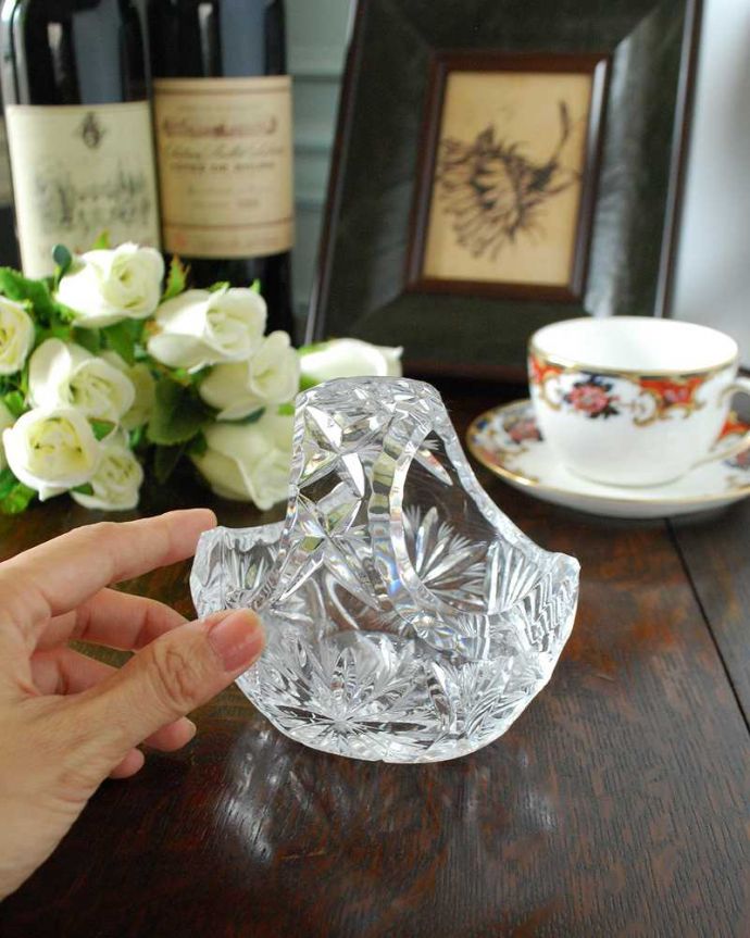 アンティーク 雑貨のガラス小物　アンティーク雑貨　イギリスのアンティーク、プレスドグラスの小さなガラスバスケット。光が当たるとキラキラ輝きます。(pg-4673)