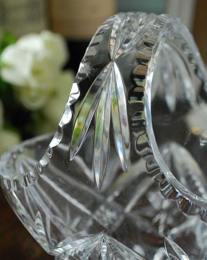 アンティーク 雑貨のガラス小物　アンティーク雑貨　イギリスのアンティーク、プレスドグラスの小さなガラスバスケット。アンティークのため、多少の欠け・傷がある場合がありますが、使用上問題はありませんので、ご了承下さい。(pg-4674)