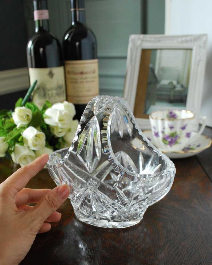 アンティーク 雑貨のガラス小物　アンティーク雑貨　イギリスのアンティーク、プレスドグラスの小さなガラスバスケット。光が当たるとキラキラ輝きます。(pg-4674)