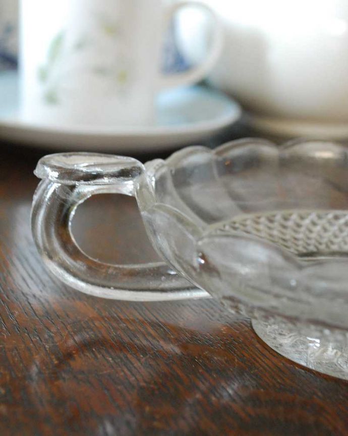 アンティーク 雑貨のガラス小物 アンティーク雑貨 中々出会えない!持ち手付きの可愛いガラスのトレイ、アンティークプレスドグラス。アンティークのため、多少の欠け・傷がある場合がありますが、使用上問題はありませんので、ご了承下さい。(pg-4689)