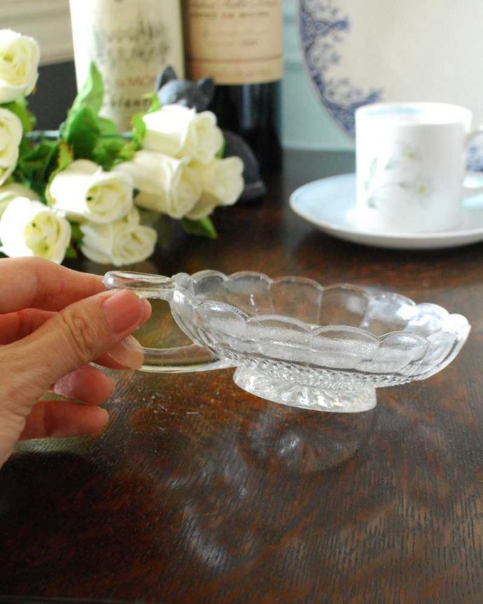 アンティーク 雑貨のガラス小物 アンティーク雑貨 中々出会えない!持ち手付きの可愛いガラスのトレイ、アンティークプレスドグラス。フラワーベースにしても素敵です。(pg-4689)