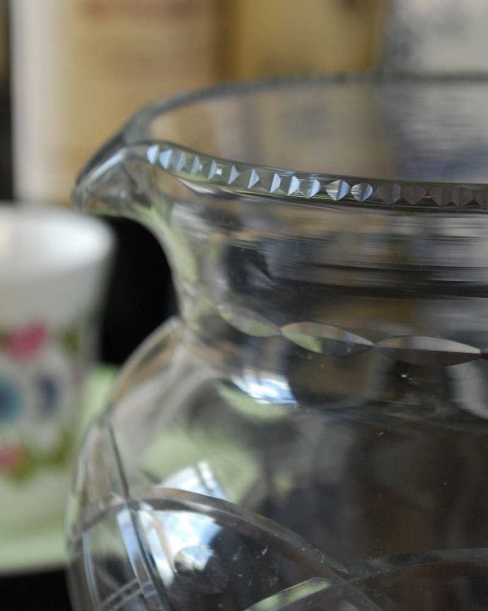 アンティーク 雑貨のガラス小物　アンティーク雑貨　アンティークのプレスドグラス、フラワーベースにもなるガラスピッチャー。アンティークのため、多少の欠け・傷がある場合がありますが、使用上問題はありませんので、ご了承下さい。(pg-4711)