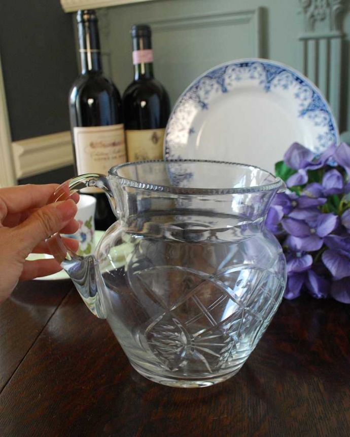 アンティーク 雑貨のガラス小物　アンティーク雑貨　アンティークのプレスドグラス、フラワーベースにもなるガラスピッチャー。使いやすいサイズでフラワーベースとしてもおススメです。(pg-4711)