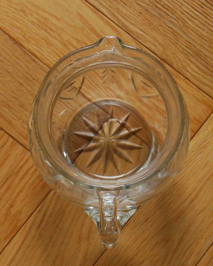 アンティーク 雑貨のガラス小物　アンティーク雑貨　アンティークのプレスドグラス、フラワーベースにもなるガラスピッチャー。上から見るとこんな感じです。(pg-4711)