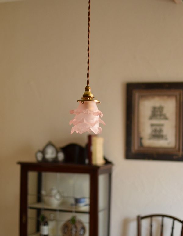ペンダントライト 照明・ライティング ピンクのバラのペンダントライト (コード・シャンデリア球・ギャラリーA付き)。ピンクのガラスがオシャレなインテリアに。(pl-008d)