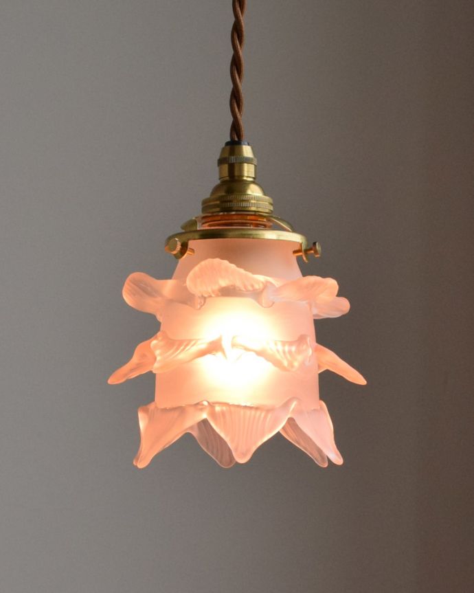 ペンダントライト 照明・ライティング ピンクのバラのペンダントライト (コード・シャンデリア球・ギャラリーA付き)。キッチンのカウンター部分や、リビングに。(pl-008d)