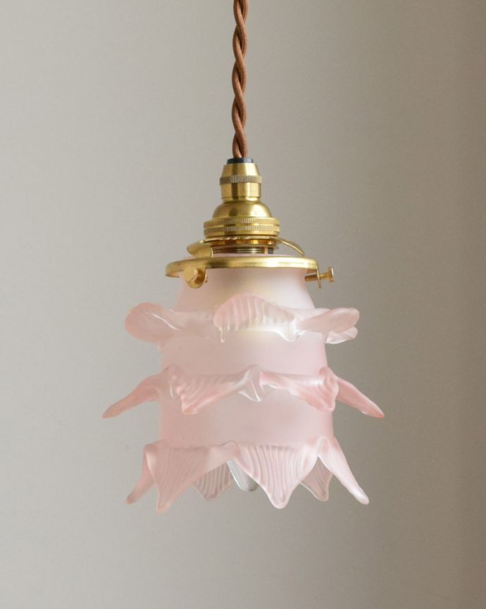 ペンダントライト 照明・ライティング ピンクのバラのペンダントライト (コード・シャンデリア球・ギャラリーA付き)。シェードは、手作りのため多少、誤差があったり、気泡やキズ、汚れが入っている場合もあります。(pl-008d)