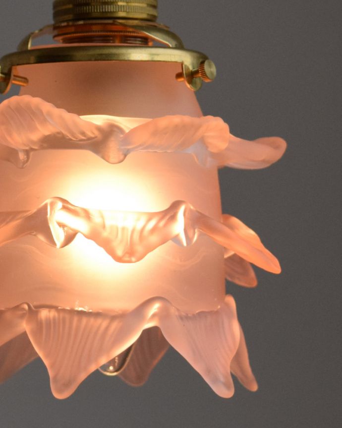 ペンダントライト 照明・ライティング ピンクのバラのペンダントライト (コード・シャンデリア球・ギャラリーA付き)。シェードから漏れる光に癒されます。(pl-008d)