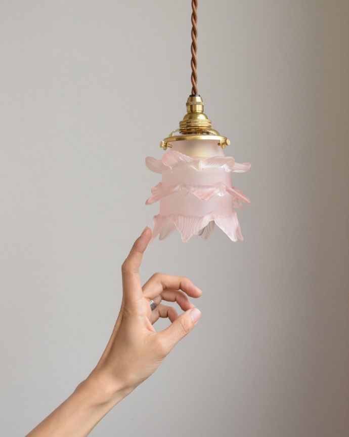 ペンダントライト 照明・ライティング ピンクのバラのペンダントライト (コード・シャンデリア球・ギャラリーA付き)。在庫数が足りない場合でも、お時間を頂ければご準備出来ますので、ご希望の方はご注文の際、備考欄にご希望の数を書いてください。(pl-008d)