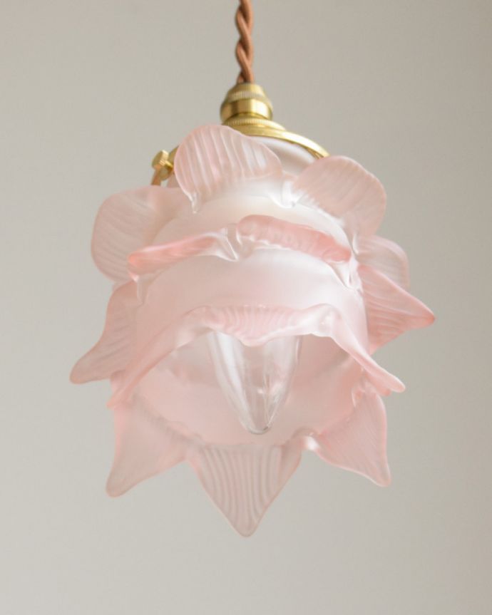ペンダントライト 照明・ライティング ピンクのバラのペンダントライト (コード・シャンデリア球・ギャラリーA付き)。下から見上げるとこんな感じです。(pl-008d)