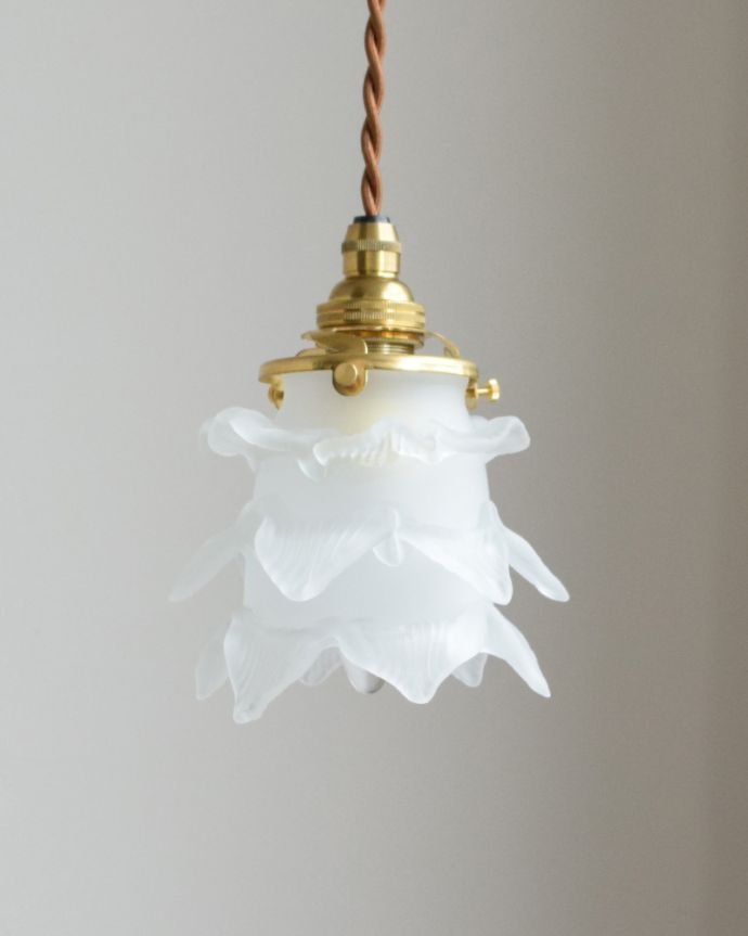 ペンダントライト 照明・ライティング 小さなバラのペンダントライト(コード・シャンデリア球・ギャラリーA付き)。シェードは、手作りのため多少、誤差があったり、気泡やキズ、汚れが入っている場合もあります。(pl-009d)