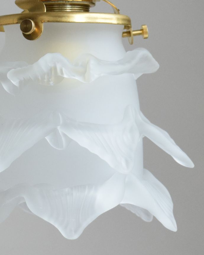 ペンダントライト 照明・ライティング 小さなバラのペンダントライト(コード・シャンデリア球・ギャラリーA付き)。花びらのフリルがとってもきれいなシェードです。(pl-009d)