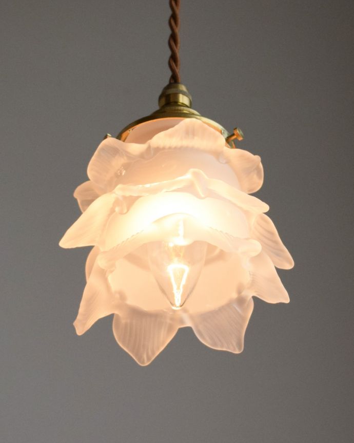 ペンダントライト 照明・ライティング 小さなバラのペンダントライト(コード・シャンデリア球・ギャラリーA付き)。花びらが点灯すると共に、色づくので、とても幻想的です。(pl-009d)