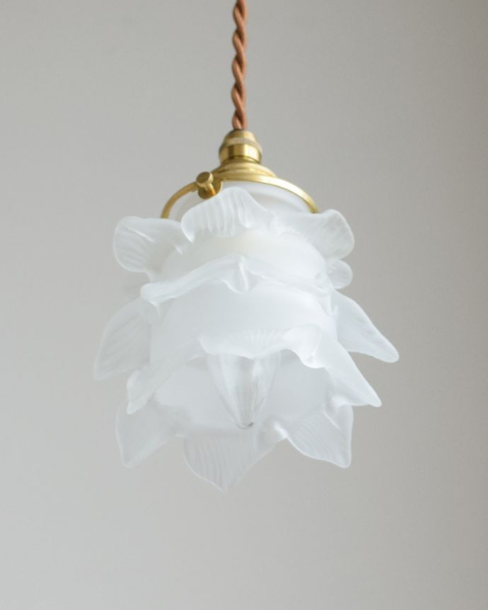 ペンダントライト 照明・ライティング 小さなバラのペンダントライト(コード・シャンデリア球・ギャラリーA付き)。電気が点いていなくても、存在感のあるデザインです。(pl-009d)