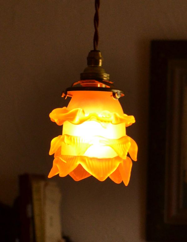 ペンダントライト　照明・ライティング　アンバー色のバラのペンダントライト （コード・シャンデリア球・ギャラリーA付き）。ライトをつけるとこんな感じ。(pl-010d)