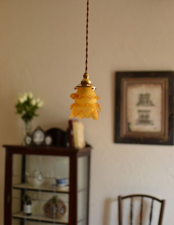 ペンダントライト　照明・ライティング　アンバー色のバラのペンダントライト （コード・シャンデリア球・ギャラリーA付き）。キッチンのカウンター部分や、リビングに。(pl-010d)