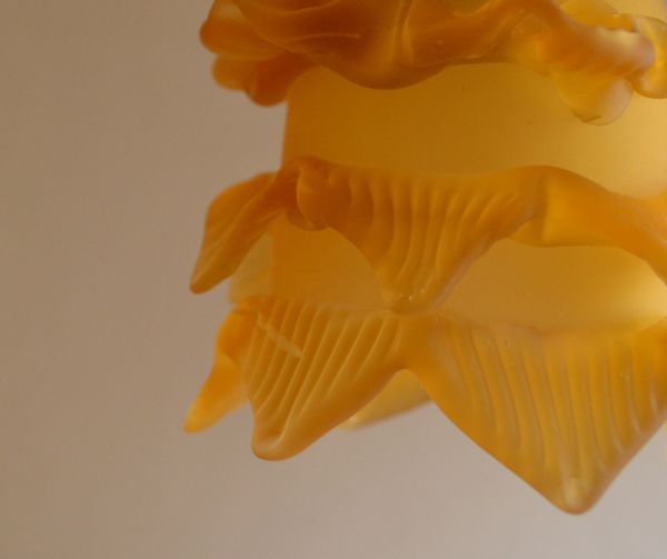 ペンダントライト　照明・ライティング　アンバー色のバラのペンダントライト （コード・シャンデリア球・ギャラリーA付き）。シェードは、手作りのため多少、誤差があったり、気泡やキズ、汚れが入っている場合もあります。(pl-010d)