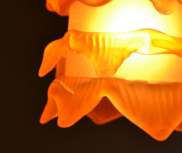 ペンダントライト　照明・ライティング　アンバー色のバラのペンダントライト （コード・シャンデリア球・ギャラリーA付き）。シェードから漏れる光に癒されます。(pl-010d)