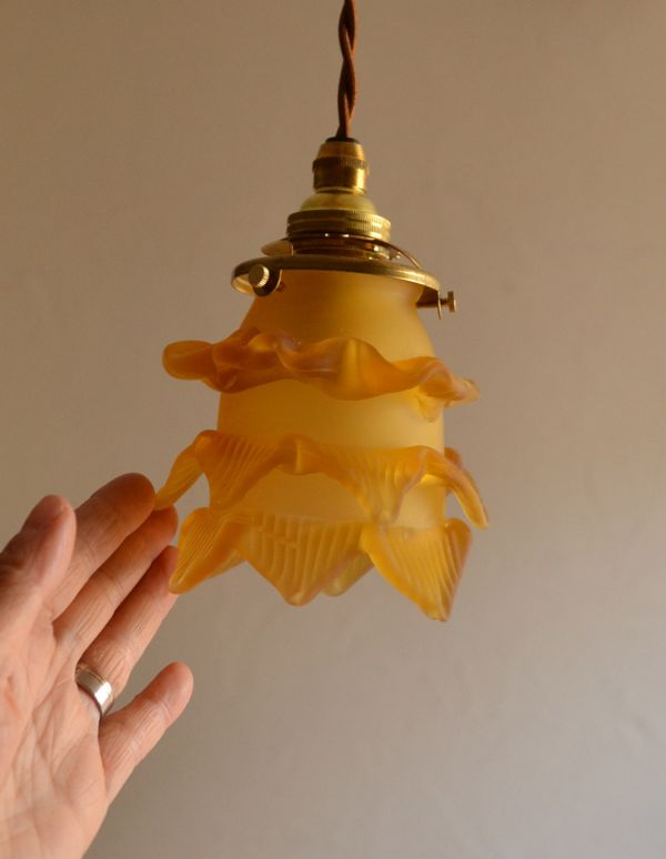 ペンダントライト　照明・ライティング　アンバー色のバラのペンダントライト （コード・シャンデリア球・ギャラリーA付き）。１枚１枚が花びらのように繊細なデザインです。(pl-010d)