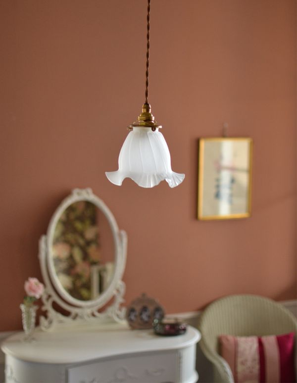 ペンダントライト　照明・ライティング　やわらかなシルエットのペンダントライト （コード・シャンデリア電球・ギャラリーA付き）。やわらかなシルエットです。(pl-012d)