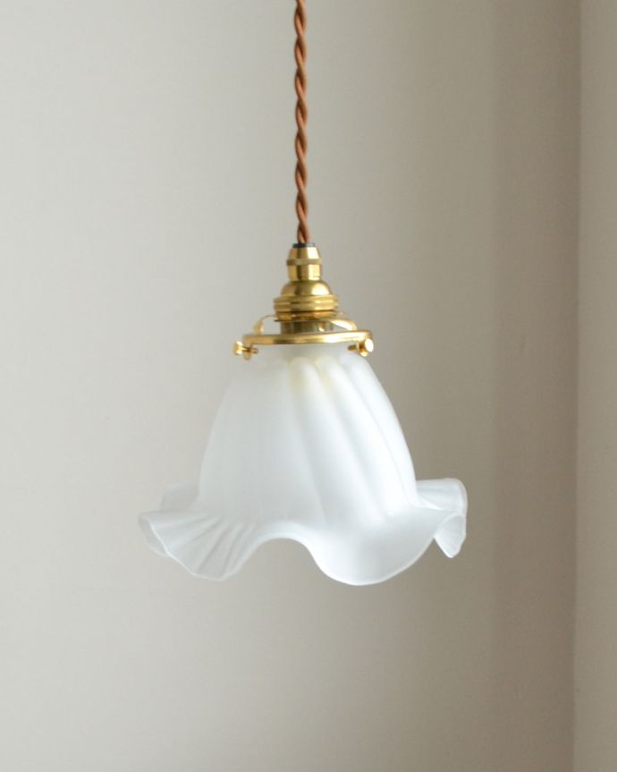 ペンダントライト　照明・ライティング　やわらかなシルエットのペンダントライト （コード・シャンデリア電球・ギャラリーA付き）。シェードは、手作りのため多少、誤差があったり、気泡やキズ、汚れが入っている場合もあります。(pl-012d)