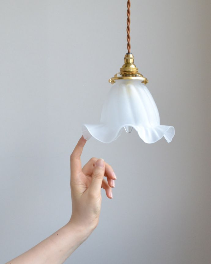 ペンダントライト　照明・ライティング　やわらかなシルエットのペンダントライト （コード・シャンデリア電球・ギャラリーA付き）。在庫数が足りない場合でも、お時間を頂ければご準備出来ますので、ご希望の方はご注文の際、備考欄にご希望の数を書いてください。(pl-012d)