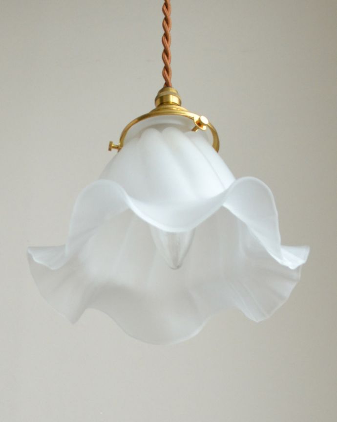 ペンダントライト　照明・ライティング　やわらかなシルエットのペンダントライト （コード・シャンデリア電球・ギャラリーA付き）。下から見上げるとこんな感じです。(pl-012d)