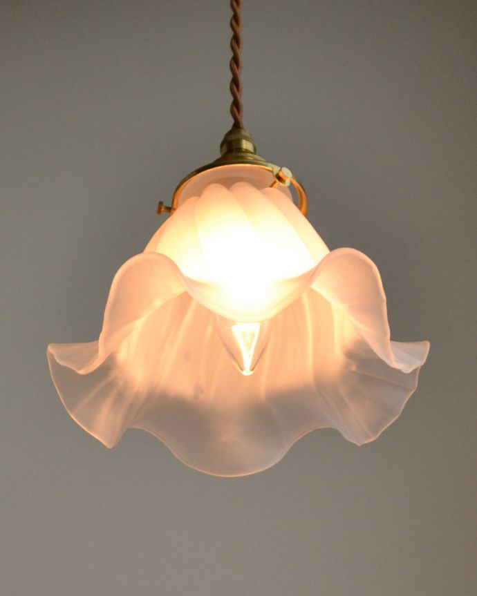 ペンダントライト　照明・ライティング　やわらかなシルエットのペンダントライト （コード・シャンデリア電球・ギャラリーA付き）。すりガラスのペンダントライトは優しい印象なので人気です。(pl-012d)