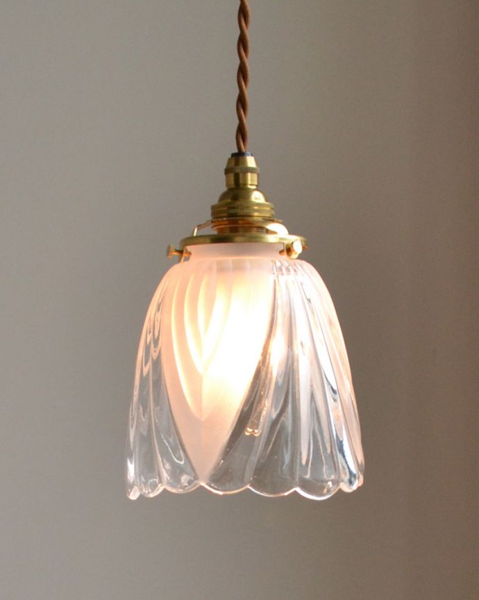 ペンダントライト　照明・ライティング　上品な２色使いのシェード　ペンダントライト（コード・シャンデリア電球・ギャラリーA付き）。キッチンのカウンター部分や、リビングに。(pl-019d)