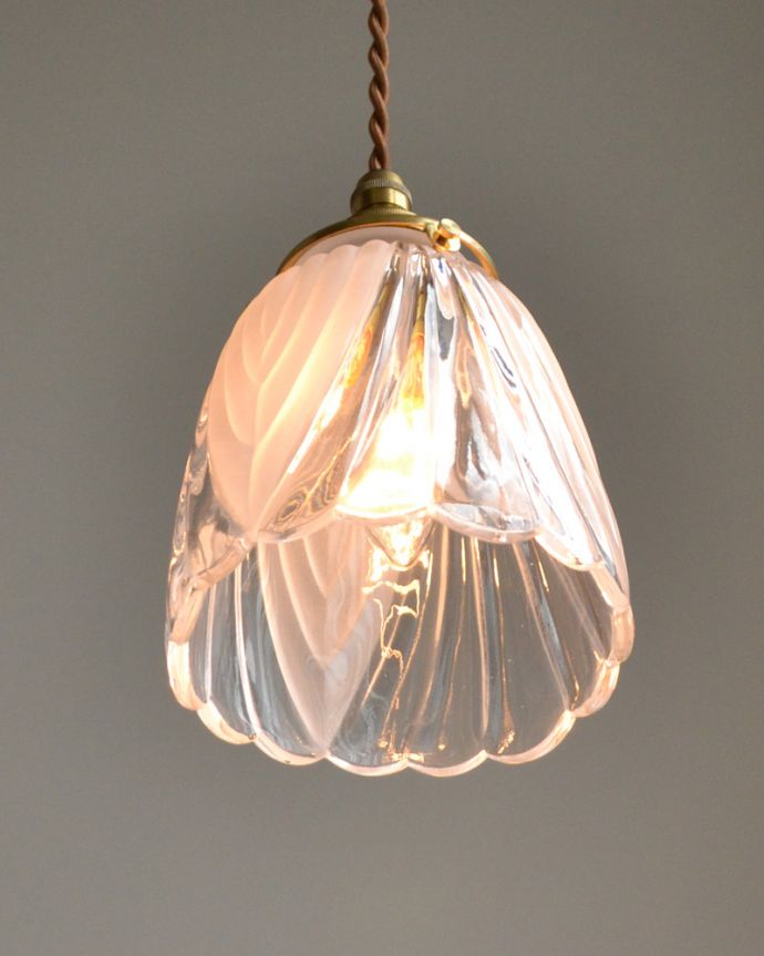 ペンダントライト　照明・ライティング　上品な２色使いのシェード　ペンダントライト（コード・シャンデリア電球・ギャラリーA付き）。明かりを点けると花びらのシルエットがとってもキレイに映えます。(pl-019d)