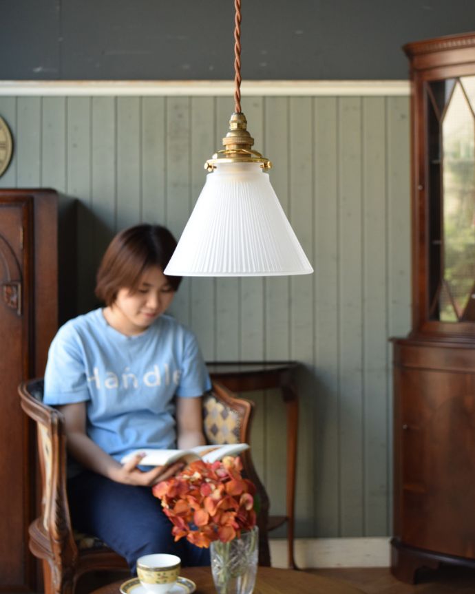 ペンダントライト　照明・ライティング　シンプルなペンダントライト（コード・シャンデリア電球・ギャラリーA付き）。大人っぽい雰囲気のガラスシェードです。(pl-026c)