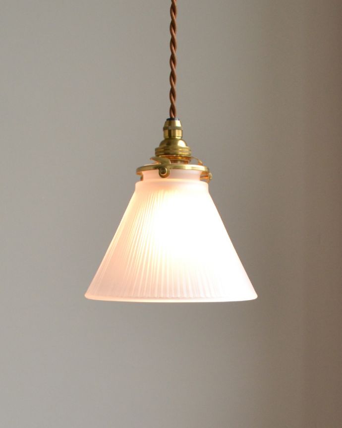 ペンダントライト　照明・ライティング　シンプルなペンダントライト（コード・シャンデリア電球・ギャラリーA付き）。すりガラスを使っているので、灯したときのふんわりとした明かりが魅力です。(pl-026c)