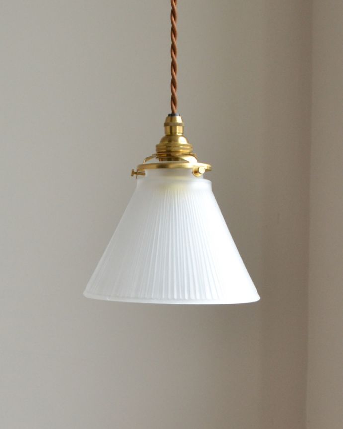 ペンダントライト　照明・ライティング　シンプルなペンダントライト（コード・シャンデリア電球・ギャラリーA付き）。シェードは、手作りのため多少、誤差があったり、気泡やキズ、汚れが入っている場合もあります。(pl-026c)