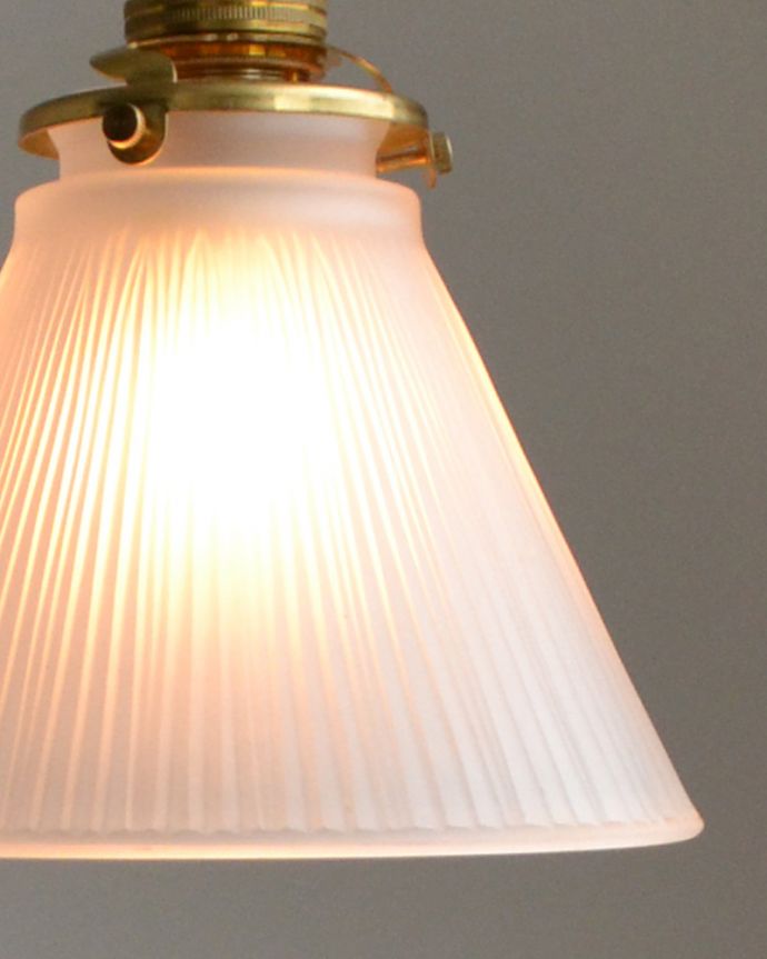 ペンダントライト　照明・ライティング　シンプルなペンダントライト（コード・シャンデリア電球・ギャラリーA付き）。在庫数が足りない場合でも、お時間を頂ければご準備出来ますので、ご希望の方はご注文の際、備考欄にご希望の数を書いてください。(pl-026c)