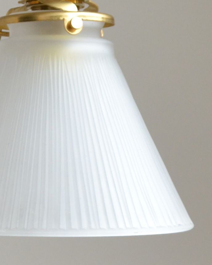 ペンダントライト　照明・ライティング　シンプルなペンダントライト（コード・シャンデリア電球・ギャラリーA付き）。シンプルなデザインのシェードです。(pl-026c)