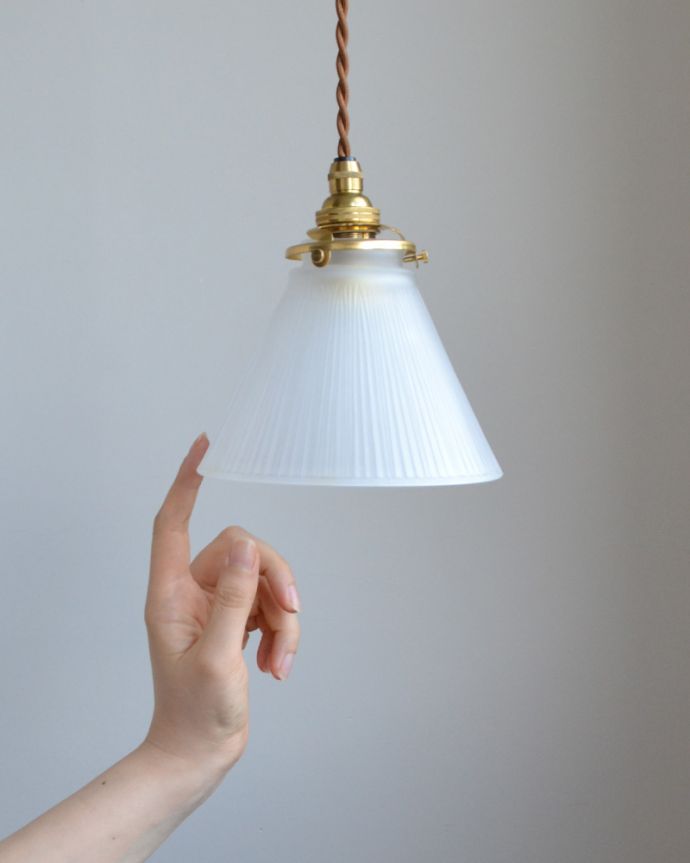 ペンダントライト　照明・ライティング　シンプルなペンダントライト（コード・シャンデリア電球・ギャラリーA付き）。小ぶりなサイズのシェードなので、並べて下げたい方にオススメの照明です。(pl-026c)