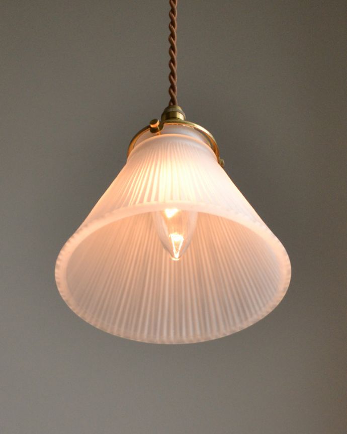 ペンダントライト　照明・ライティング　シンプルなペンダントライト（コード・シャンデリア電球・ギャラリーA付き）。ガラスに刻まれたラインが光と交わって、ムーディーな雰囲気を作り出します。(pl-026c)