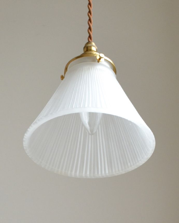 ペンダントライト　照明・ライティング　シンプルなペンダントライト（コード・シャンデリア電球・ギャラリーA付き）。主張しすぎないシンプルなデザインです。(pl-026c)