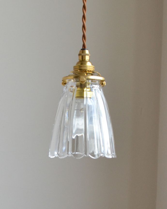 ペンダントライト 照明・ライティング フリルのラインまで輝くペンダントライト (コード・シャンデリア電球・ギャラリーA付き)。キッチンのカウンター部分や、リビングに。(pl-035d)