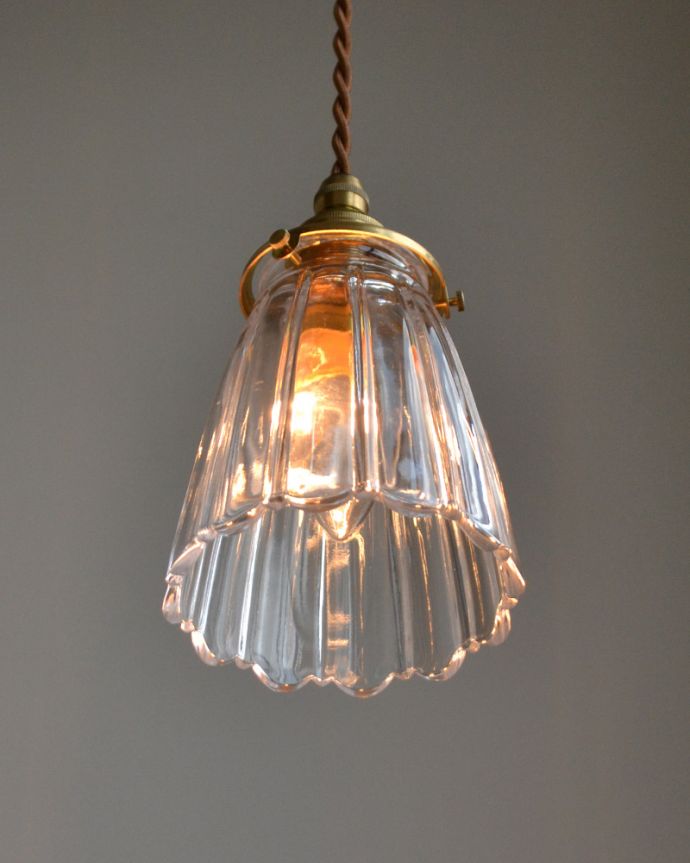 ペンダントライト 照明・ライティング フリルのラインまで輝くペンダントライト (コード・シャンデリア電球・ギャラリーA付き)。シェードから漏れる光に癒されます。(pl-035d)